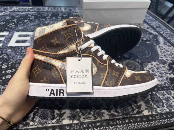Louis Vuitton x Nike Air Jordan 1 High - Imagem 3
