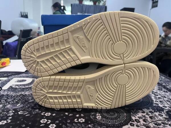 Nike Air Jordan 1 Retro High - Travis Scott - Imagem 9