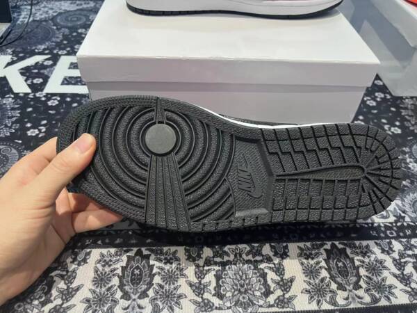 Louis Vuitton x Nike SB Dunk - Imagem 5