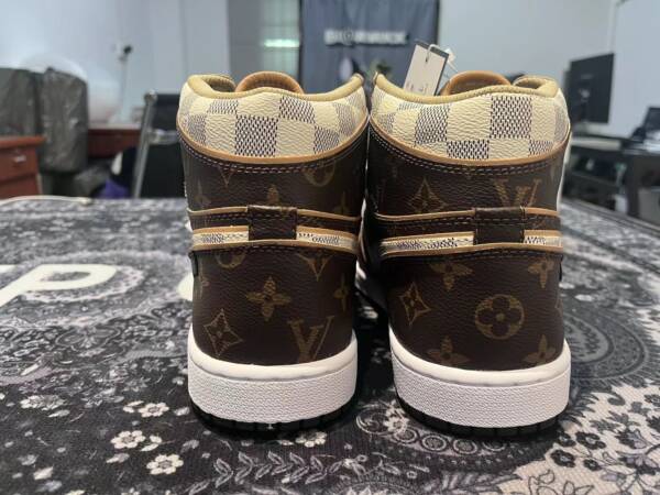Louis Vuitton x Nike Air Jordan 1 High - Imagem 2