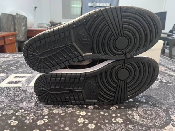 Louis Vuitton x Nike Air Jordan 1 High - Imagem 7
