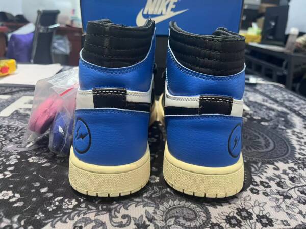 Nike Air Jordan 1 Retro High - Travis Scott - Imagem 2