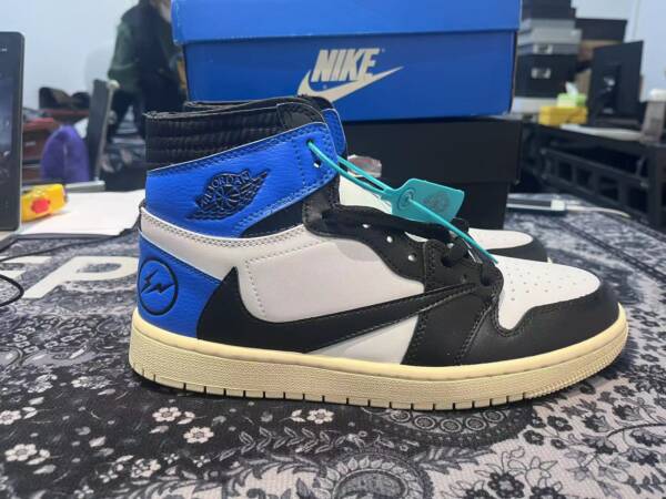 Nike Air Jordan 1 Retro High - Travis Scott - Imagem 3